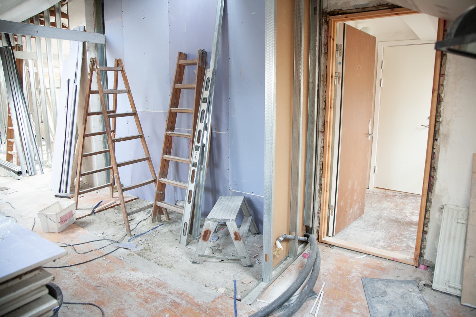 Appartement in verbouwing: casco met nieuwe wandconstructie en leidingwerk